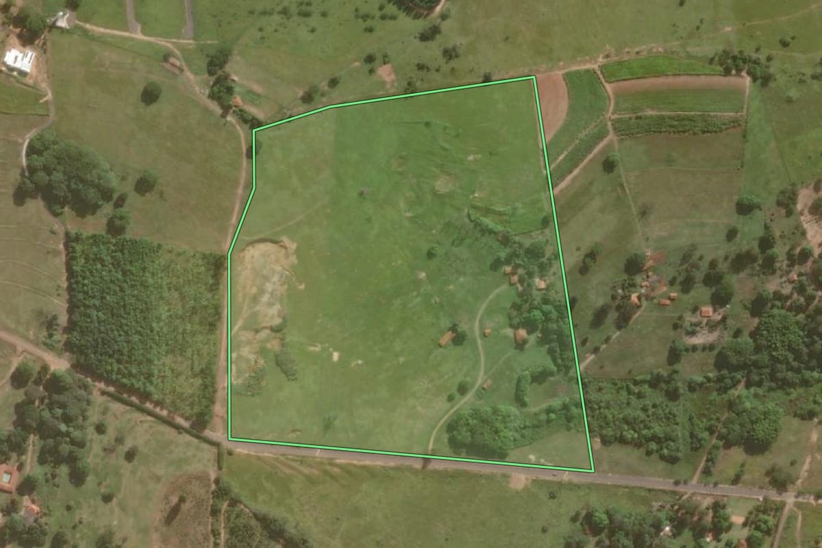 Imagem de satélite do imóvel rural em Piratininga (SP), com o contorno declarado no CAR desenhado por cima.