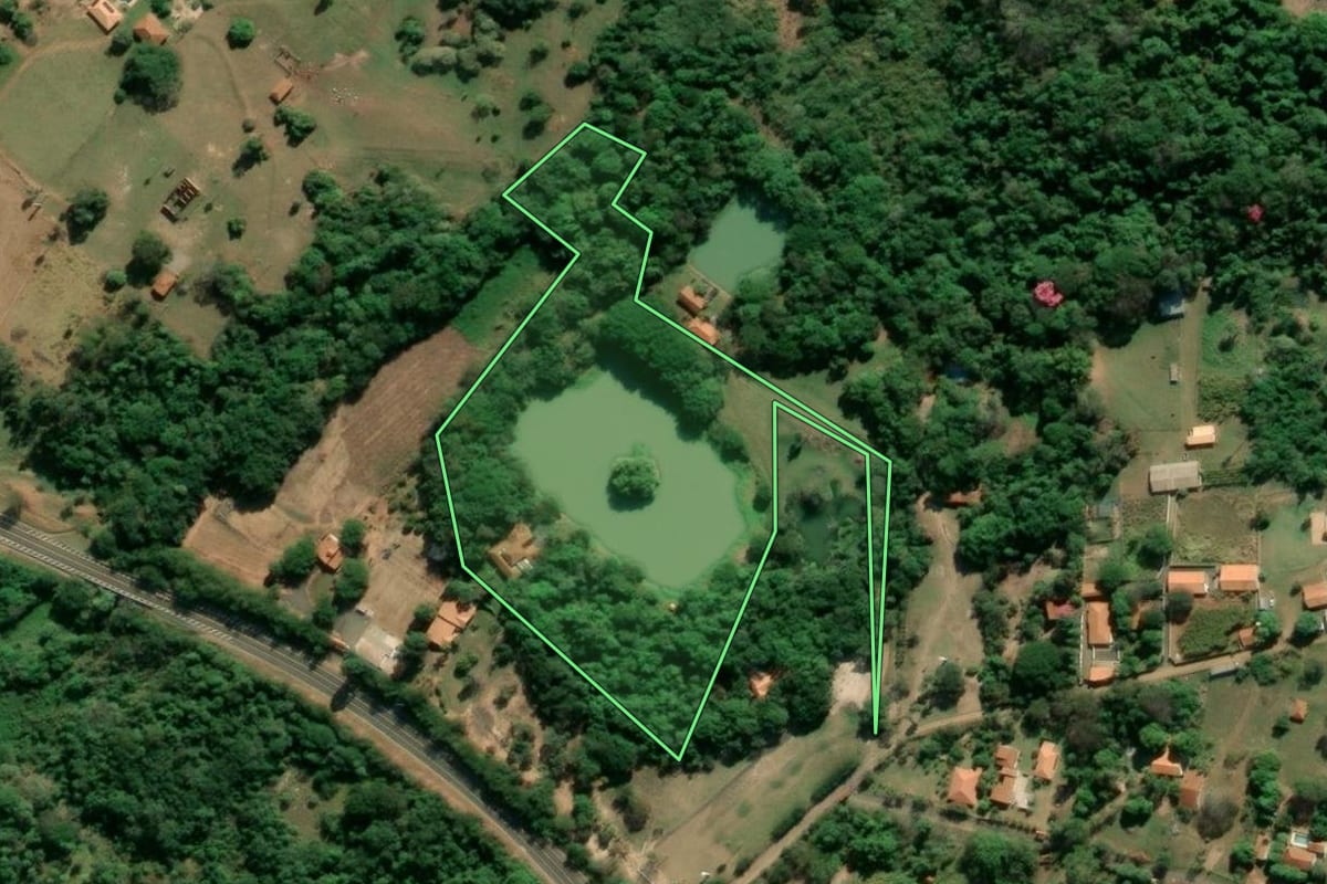 Imagem de satélite do imóvel rural em Piratininga (SP), com o contorno declarado no CAR desenhado por cima.