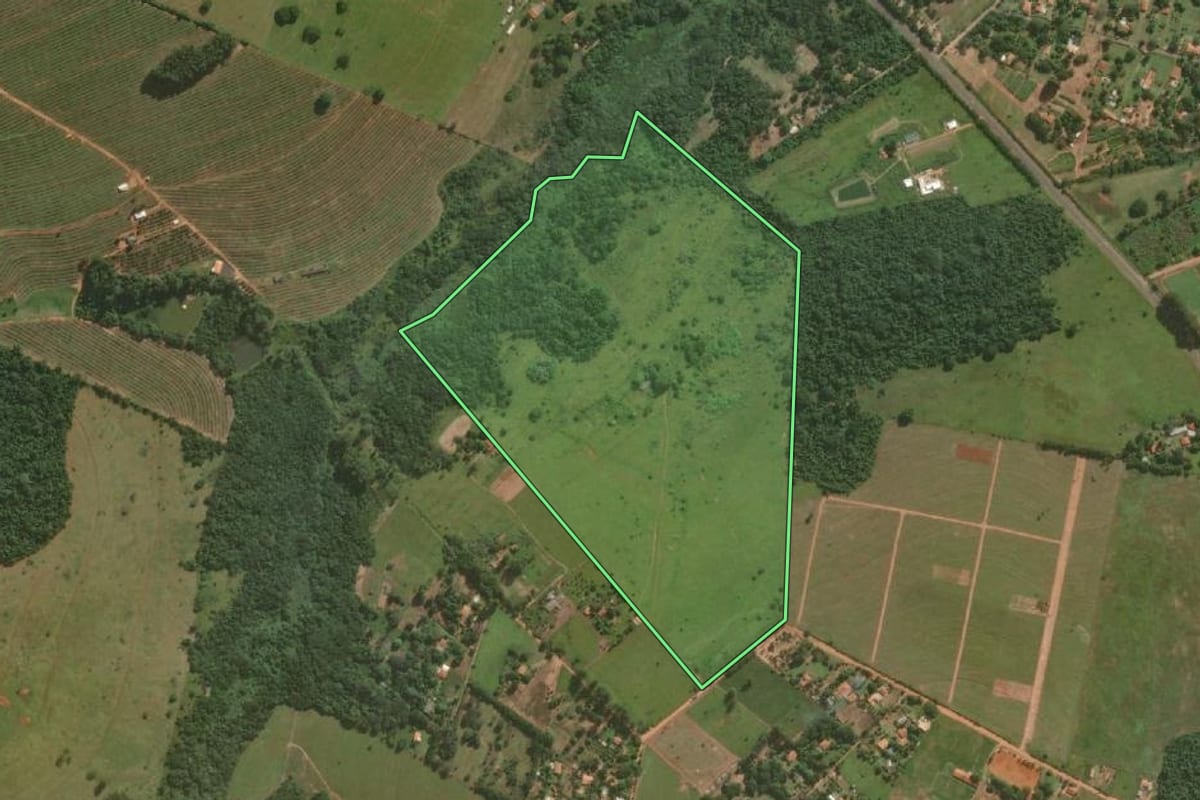 Imagem de satélite do imóvel rural em Piratininga (SP), com o contorno declarado no CAR desenhado por cima.