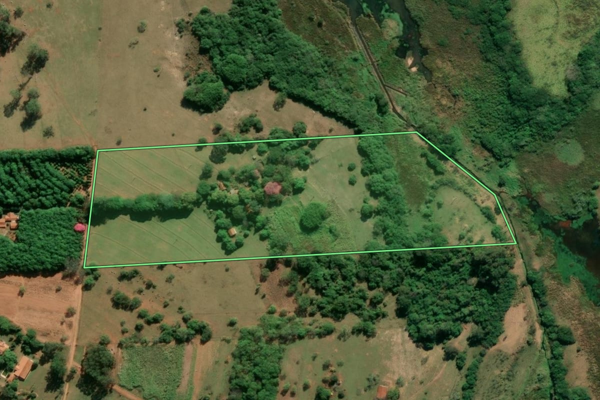 Imagem de satélite do imóvel rural em Piratininga (SP), com o contorno declarado no CAR desenhado por cima.