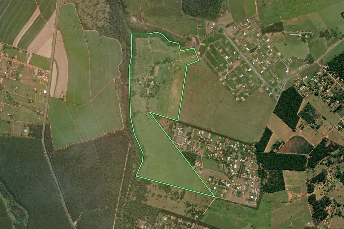 Imagem de satélite do imóvel rural em Piratininga (SP), com o contorno declarado no CAR desenhado por cima.