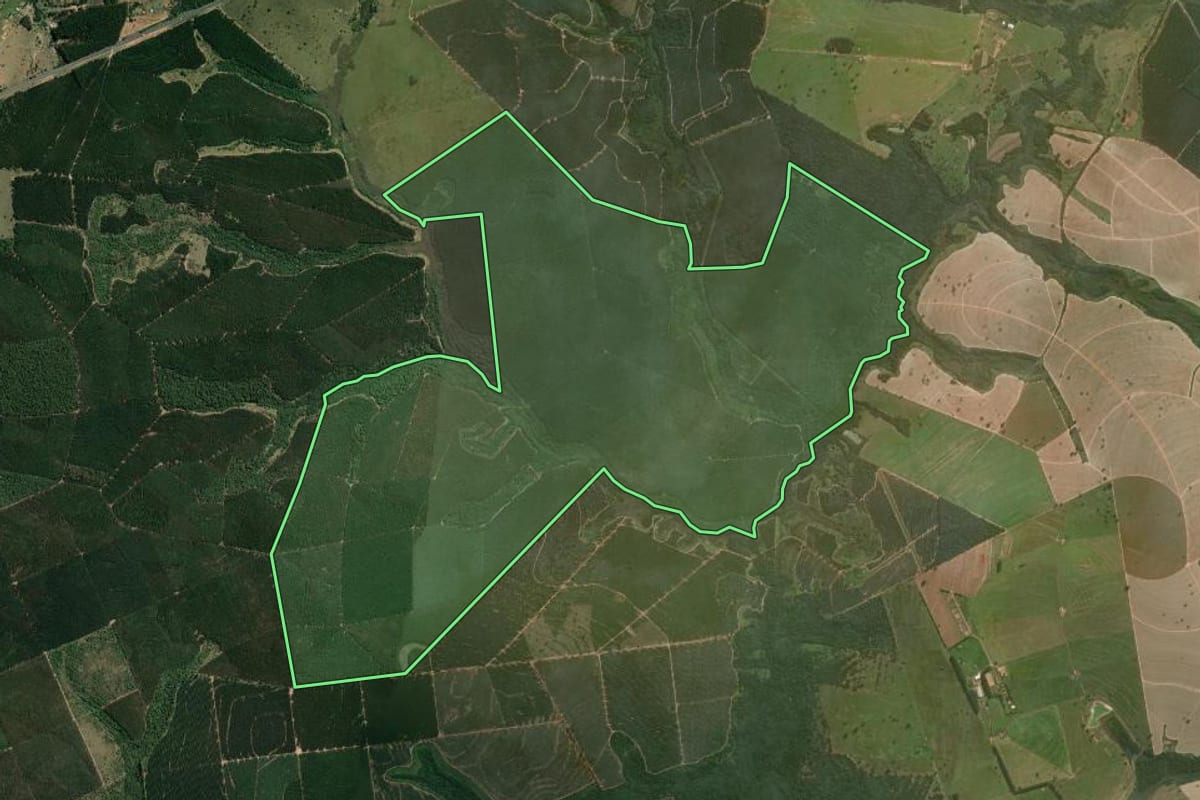 Imagem de satélite do imóvel rural em Piratininga (SP), com o contorno declarado no CAR desenhado por cima.