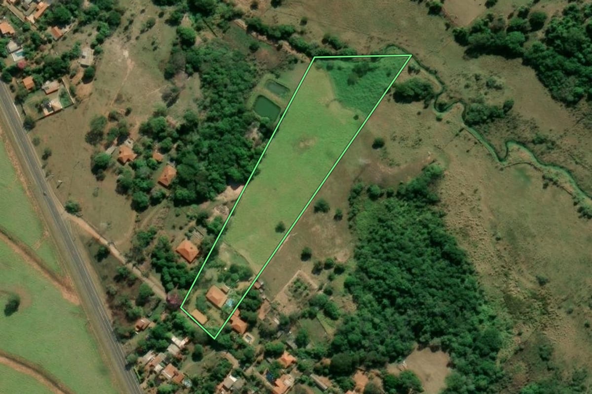 Imagem de satélite do imóvel rural em Piratininga (SP), com o contorno declarado no CAR desenhado por cima.