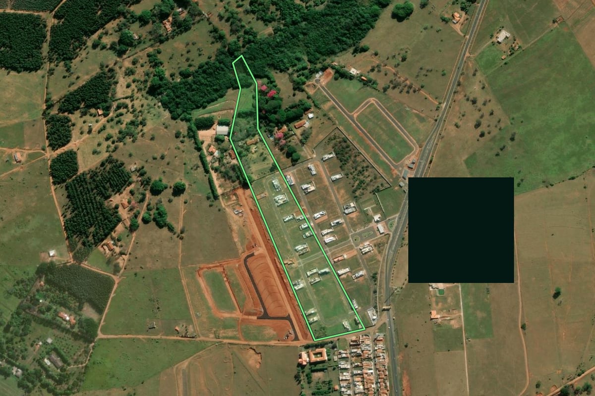 Imagem de satélite do imóvel rural em Piratininga (SP), com o contorno declarado no CAR desenhado por cima.