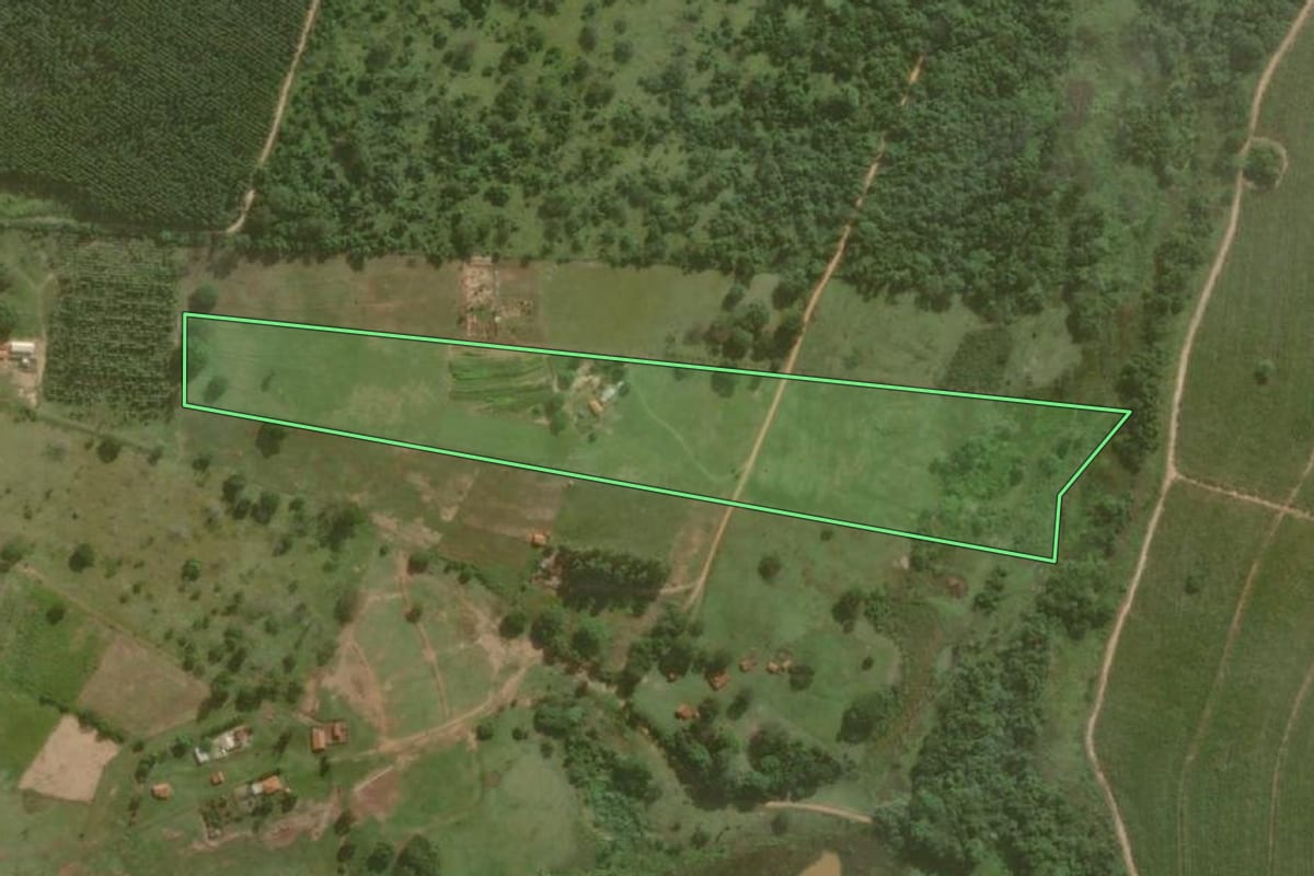 Imagem de satélite do imóvel rural em Piratininga (SP), com o contorno declarado no CAR desenhado por cima.