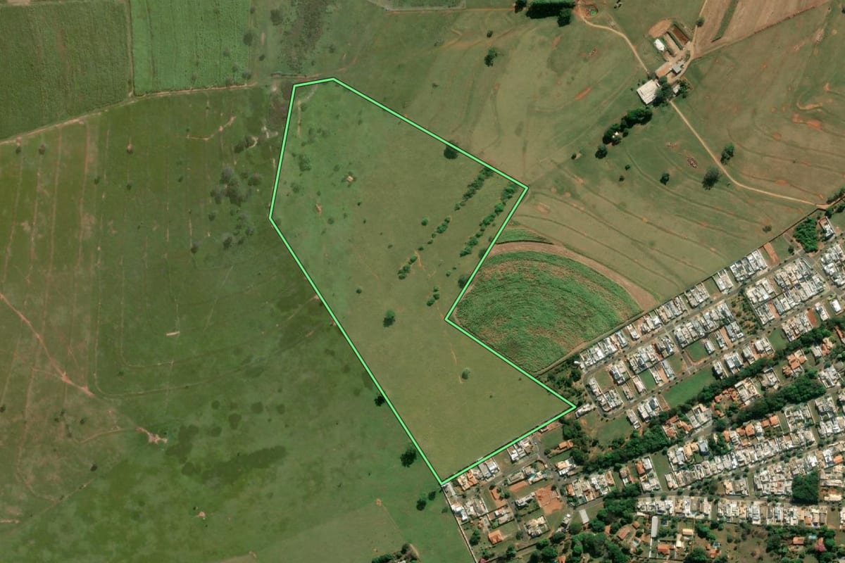 Imagem de satélite do imóvel rural em Piratininga (SP), com o contorno declarado no CAR desenhado por cima.
