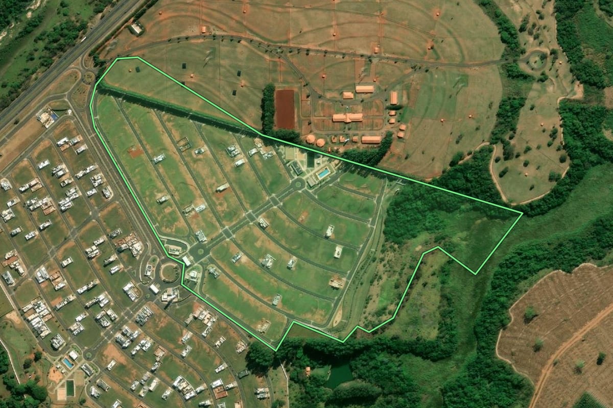 Imagem de satélite do imóvel rural em Piratininga (SP), com o contorno declarado no CAR desenhado por cima.