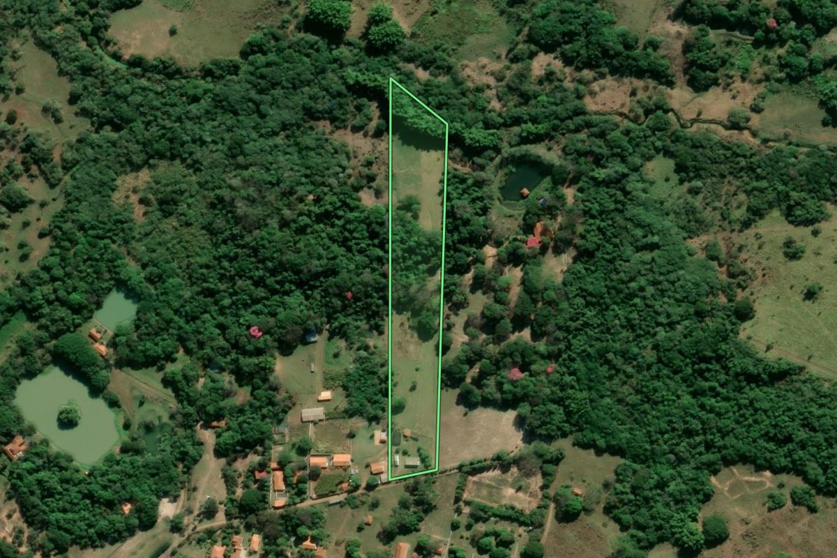 Imagem de satélite do imóvel rural em Piratininga (SP), com o contorno declarado no CAR desenhado por cima.