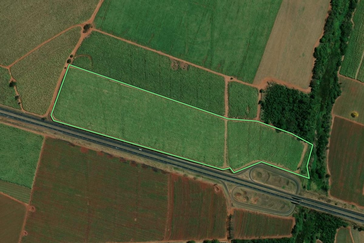 Imagem de satélite do imóvel rural em Pitangueiras (SP), com o contorno declarado no CAR desenhado por cima.
