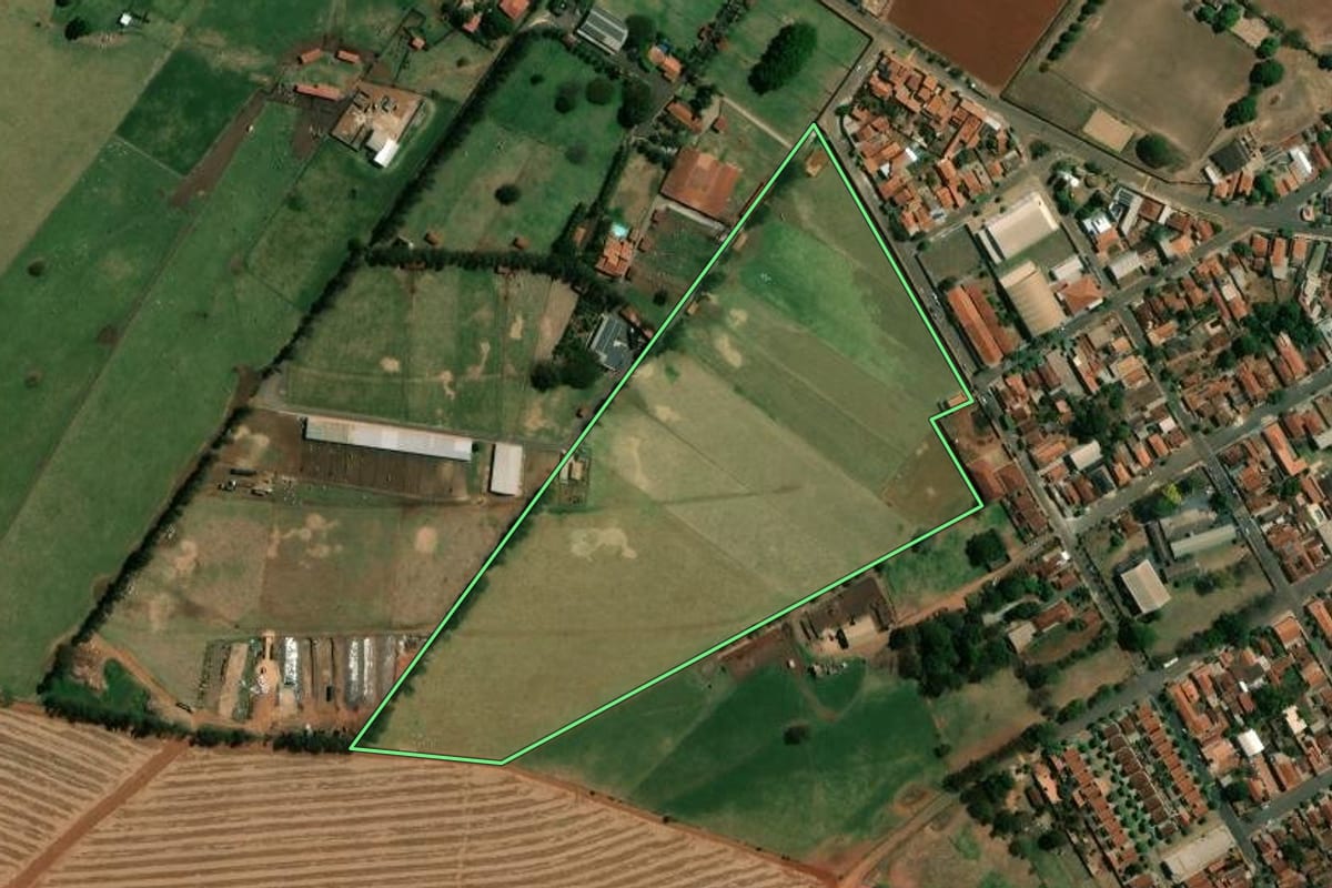 Imagem de satélite do imóvel rural em Pitangueiras (SP), com o contorno declarado no CAR desenhado por cima.