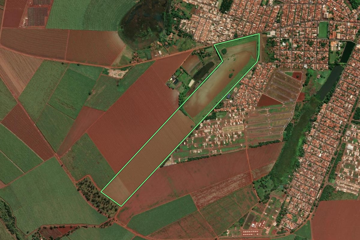 Imagem de satélite do imóvel rural em Pitangueiras (SP), com o contorno declarado no CAR desenhado por cima.