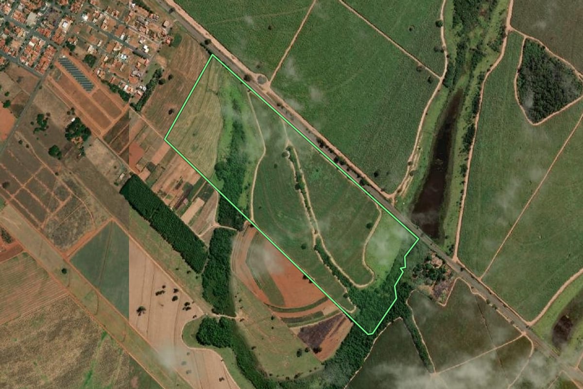 Imagem de satélite do imóvel rural em Planalto (SP), com o contorno declarado no CAR desenhado por cima.