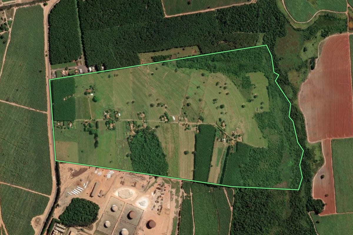 Imagem de satélite do imóvel rural em Planalto (SP), com o contorno declarado no CAR desenhado por cima.