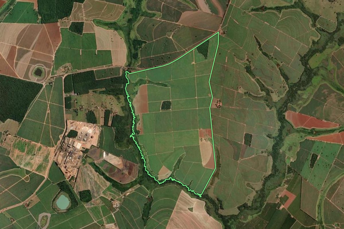 Imagem de satélite do imóvel rural em Planalto (SP), com o contorno declarado no CAR desenhado por cima.