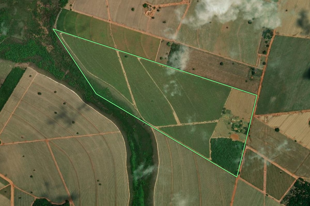 Imagem de satélite do imóvel rural em Planalto (SP), com o contorno declarado no CAR desenhado por cima.