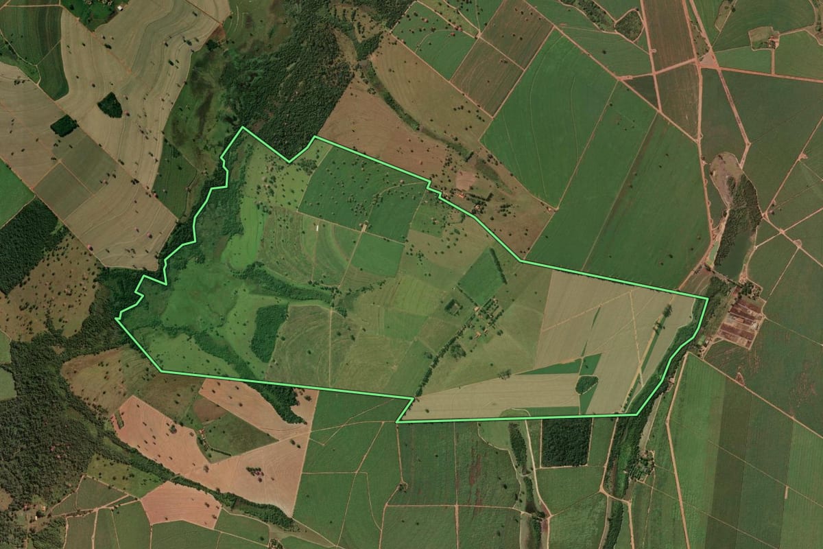 Imagem de satélite do imóvel rural em Planalto (SP), com o contorno declarado no CAR desenhado por cima.