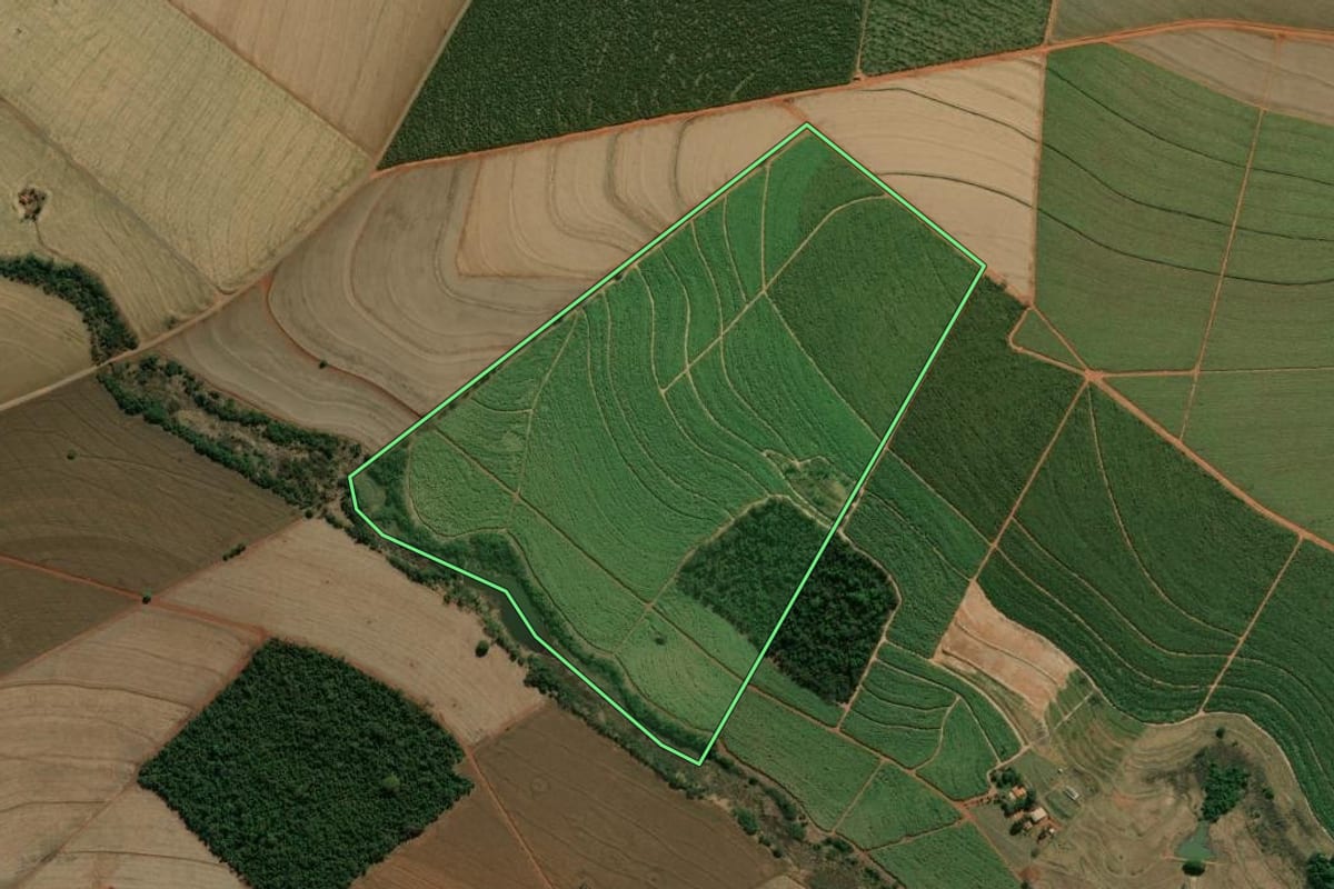 Imagem de satélite do imóvel rural em Platina (SP), com o contorno declarado no CAR desenhado por cima.