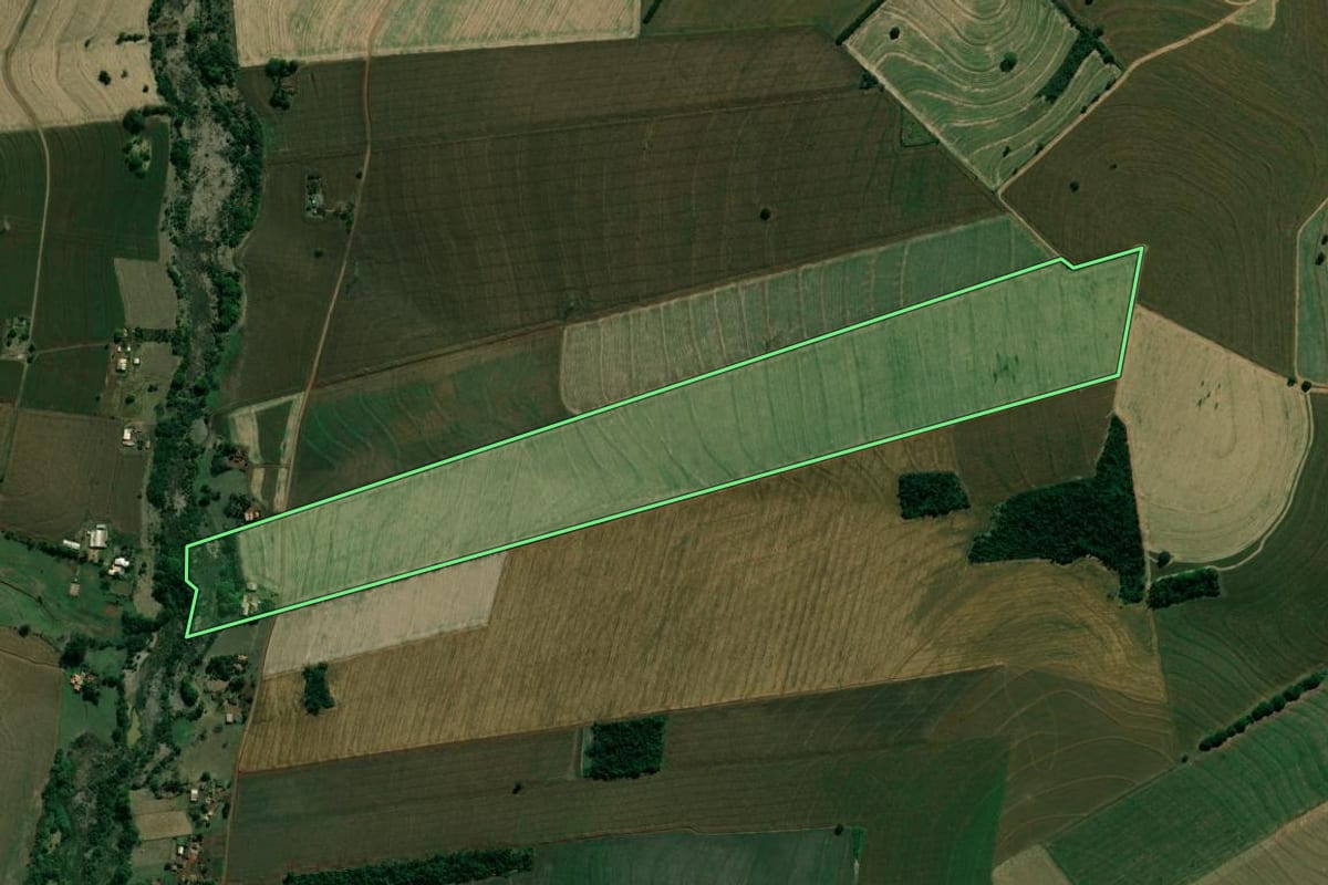 Imagem de satélite do imóvel rural em Platina (SP), com o contorno declarado no CAR desenhado por cima.