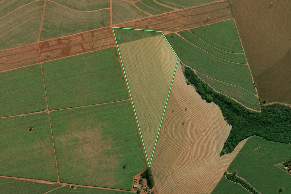 Imagem de satélite do imóvel rural em Platina (SP), com o contorno declarado no CAR desenhado por cima.