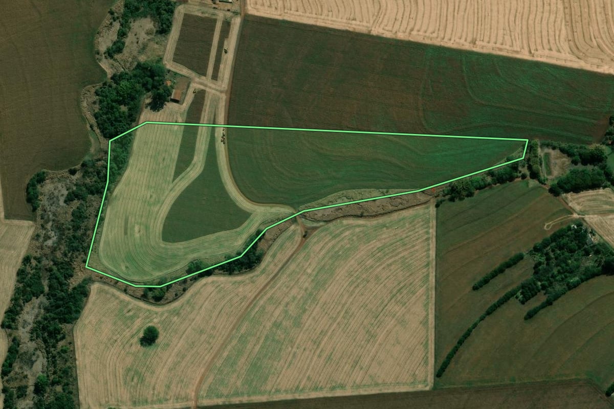 Imagem de satélite do imóvel rural em Platina (SP), com o contorno declarado no CAR desenhado por cima.