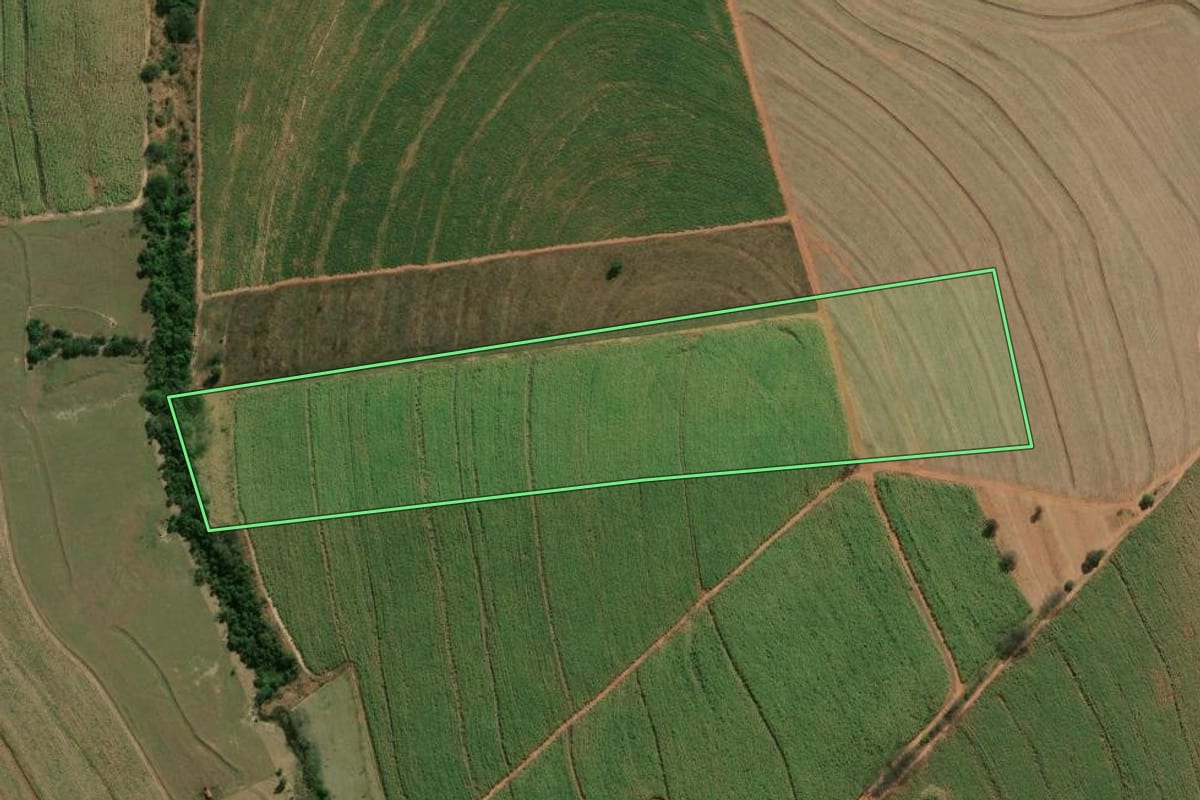 Imagem de satélite do imóvel rural em Platina (SP), com o contorno declarado no CAR desenhado por cima.