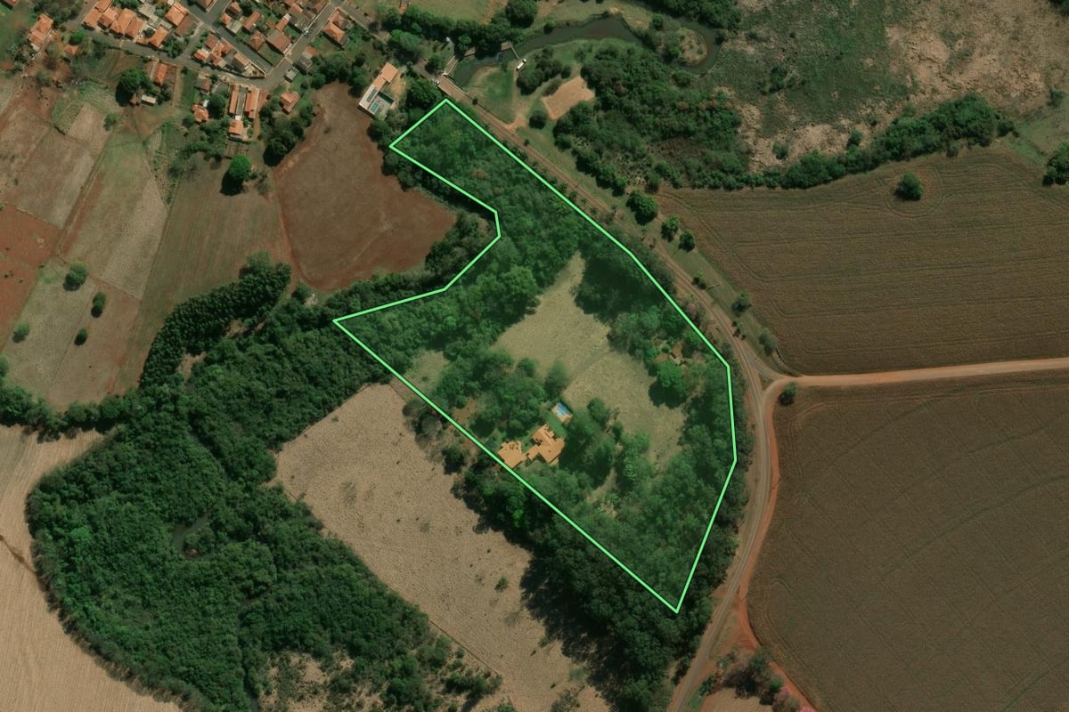 Imagem de satélite do imóvel rural em Platina (SP), com o contorno declarado no CAR desenhado por cima.