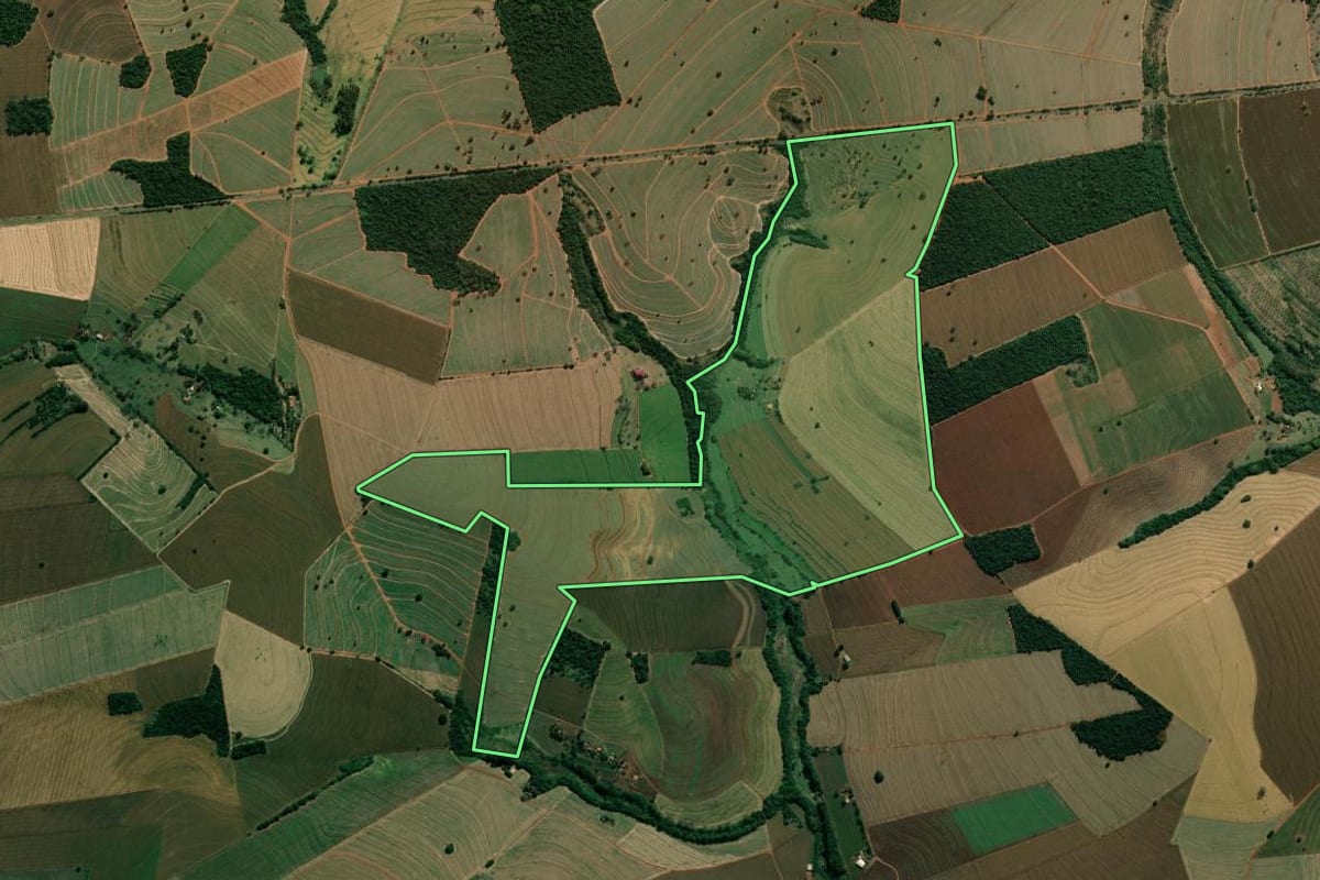Imagem de satélite do imóvel rural em Platina (SP), com o contorno declarado no CAR desenhado por cima.
