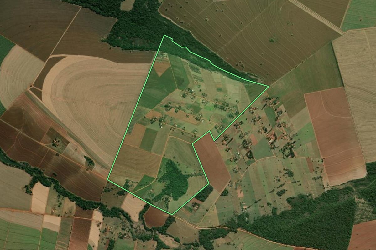Imagem de satélite do imóvel rural em Platina (SP), com o contorno declarado no CAR desenhado por cima.