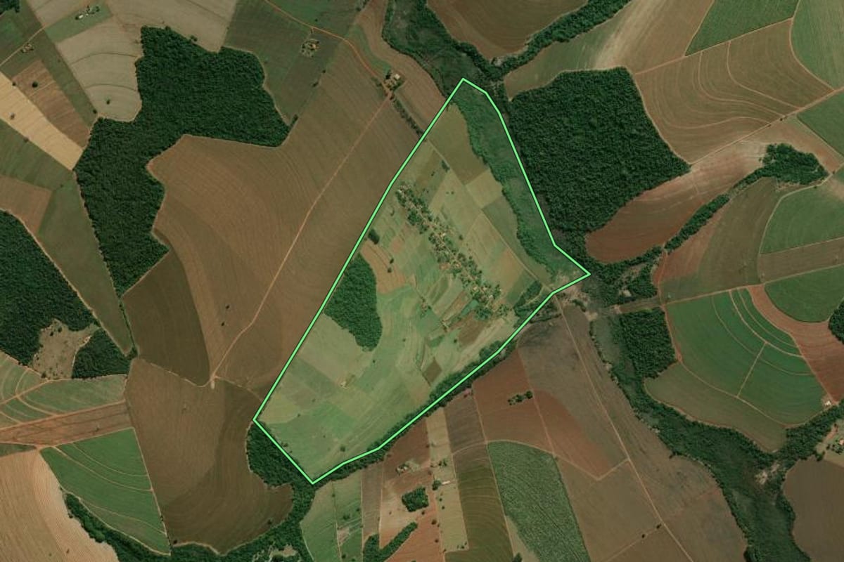 Imagem de satélite do imóvel rural em Platina (SP), com o contorno declarado no CAR desenhado por cima.