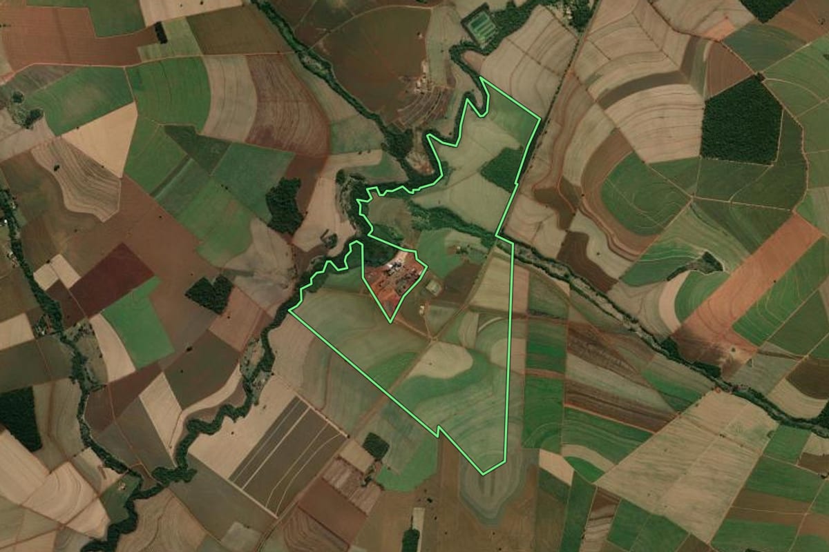 Imagem de satélite do imóvel rural em Platina (SP), com o contorno declarado no CAR desenhado por cima.