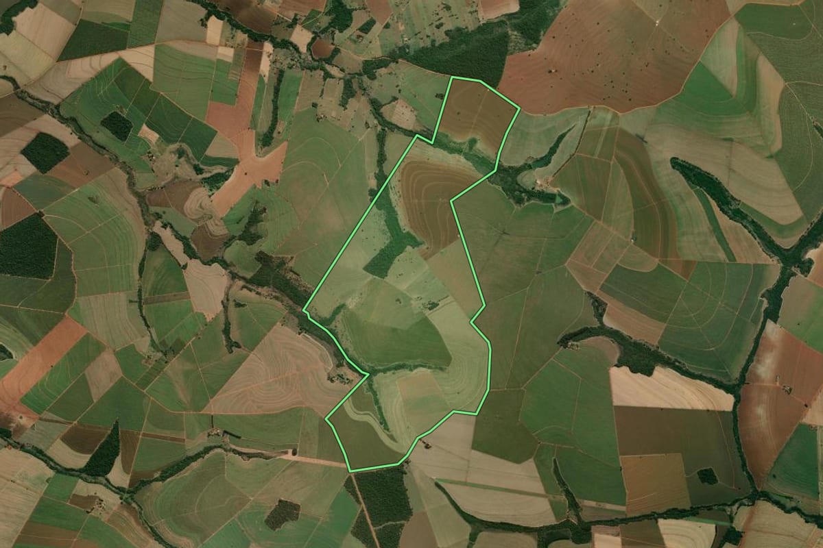 Imagem de satélite do imóvel rural em Platina (SP), com o contorno declarado no CAR desenhado por cima.