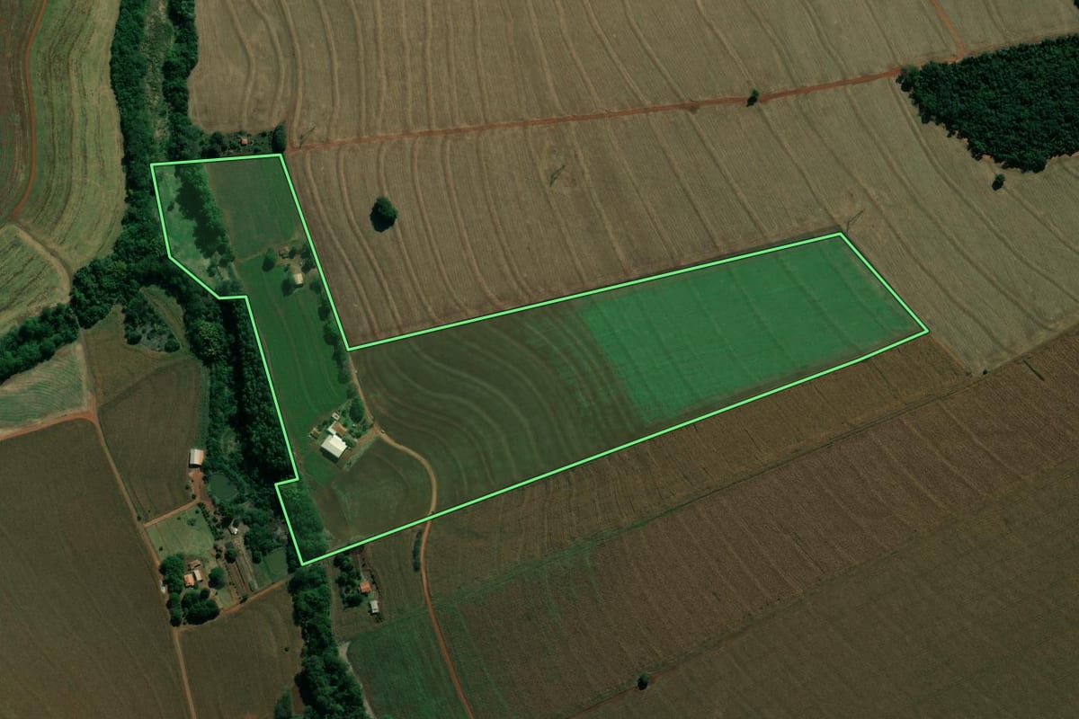 Imagem de satélite do imóvel rural em Platina (SP), com o contorno declarado no CAR desenhado por cima.