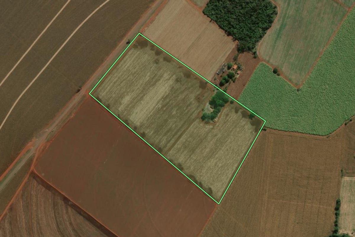 Imagem de satélite do imóvel rural em Platina (SP), com o contorno declarado no CAR desenhado por cima.