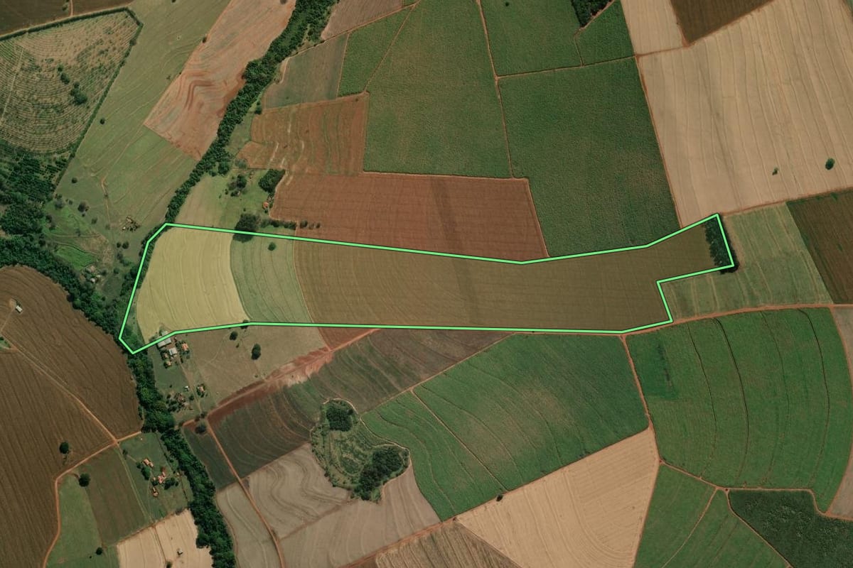 Imagem de satélite do imóvel rural em Platina (SP), com o contorno declarado no CAR desenhado por cima.