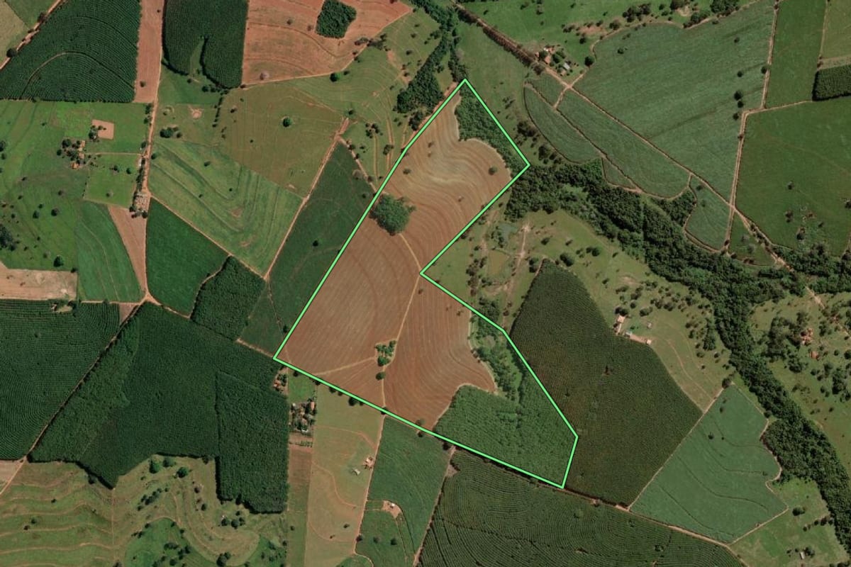 Imagem de satélite do imóvel rural em Poloni (SP), com o contorno declarado no CAR desenhado por cima.