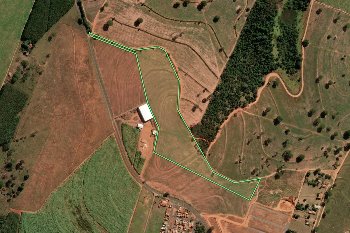 Imagem de satélite do imóvel rural em Poloni (SP), com o contorno declarado no CAR desenhado por cima.