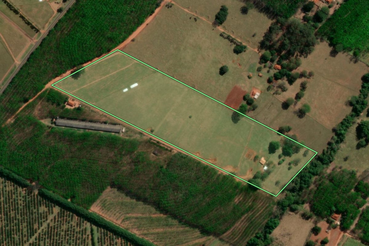 Imagem de satélite do imóvel rural em Poloni (SP), com o contorno declarado no CAR desenhado por cima.