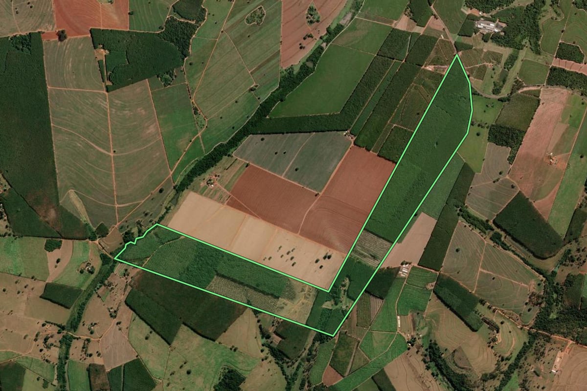 Imagem de satélite do imóvel rural em Poloni (SP), com o contorno declarado no CAR desenhado por cima.