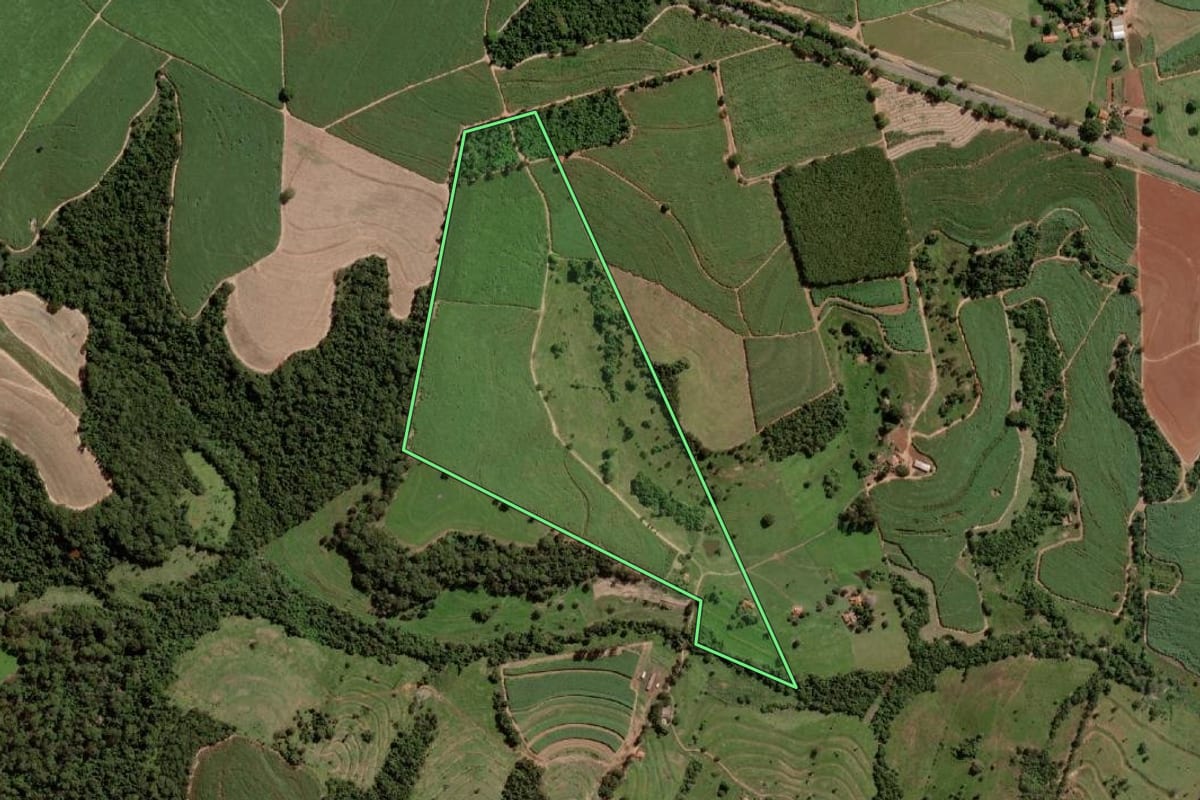 Imagem de satélite do imóvel rural em Poloni (SP), com o contorno declarado no CAR desenhado por cima.