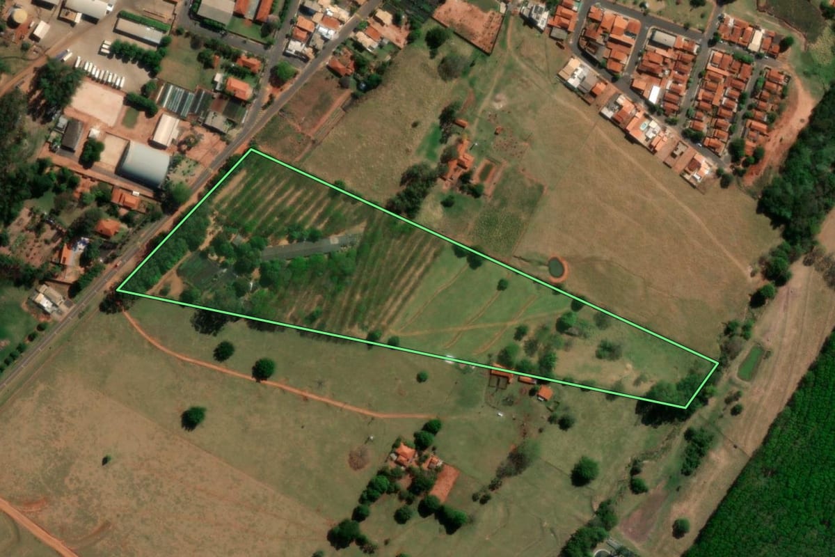 Imagem de satélite do imóvel rural em Poloni (SP), com o contorno declarado no CAR desenhado por cima.