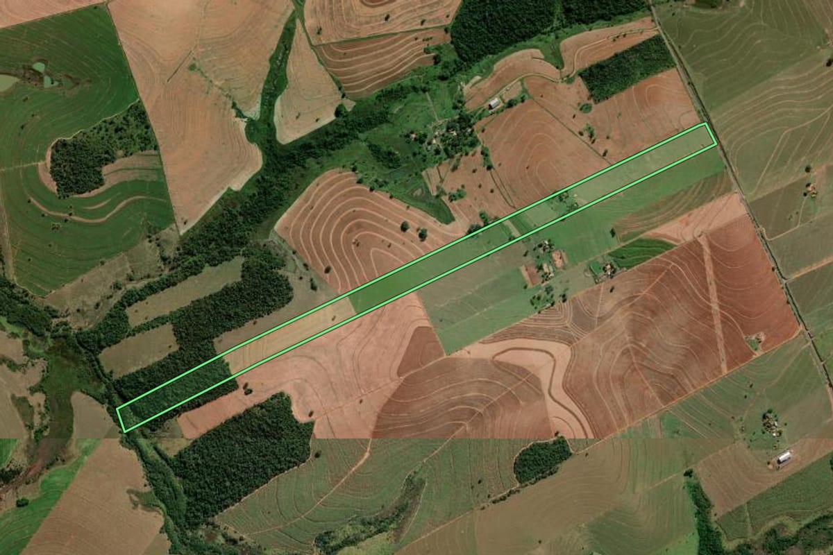 Imagem de satélite do imóvel rural em Pompéia (SP), com o contorno declarado no CAR desenhado por cima.