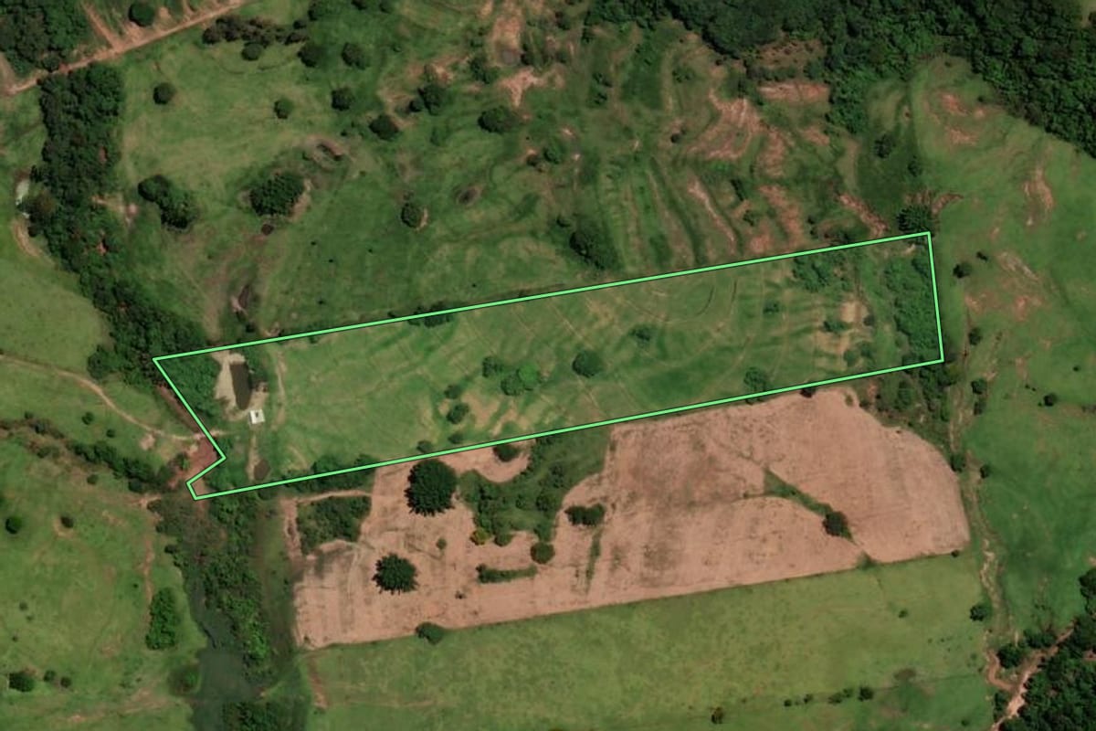 Imagem de satélite do imóvel rural em Pompéia (SP), com o contorno declarado no CAR desenhado por cima.