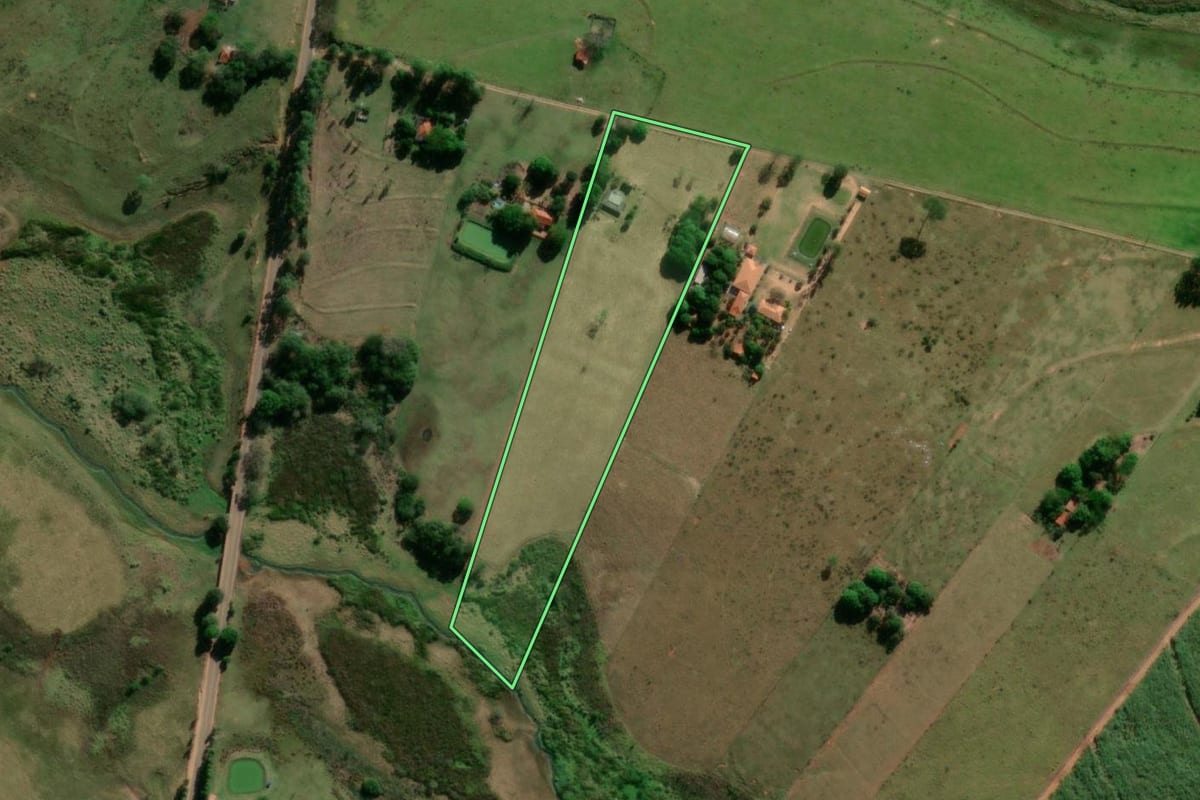 Imagem de satélite do imóvel rural em Pompéia (SP), com o contorno declarado no CAR desenhado por cima.