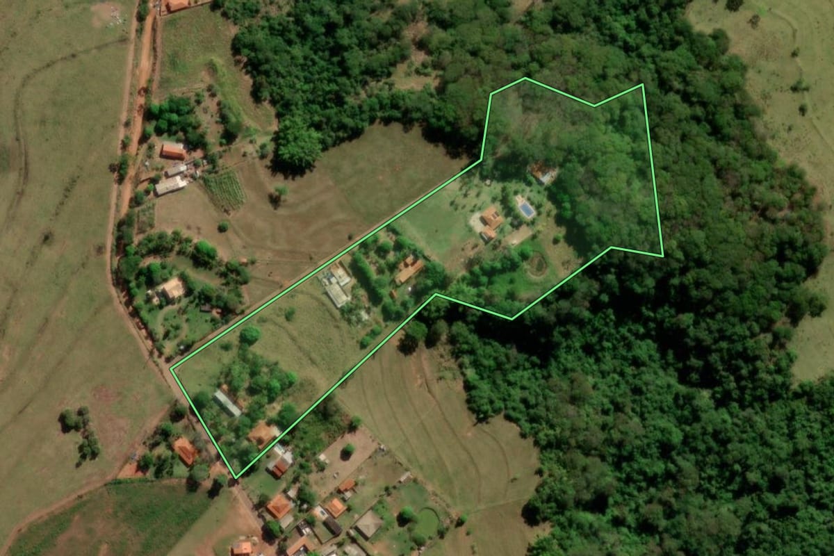Imagem de satélite do imóvel rural em Pompéia (SP), com o contorno declarado no CAR desenhado por cima.