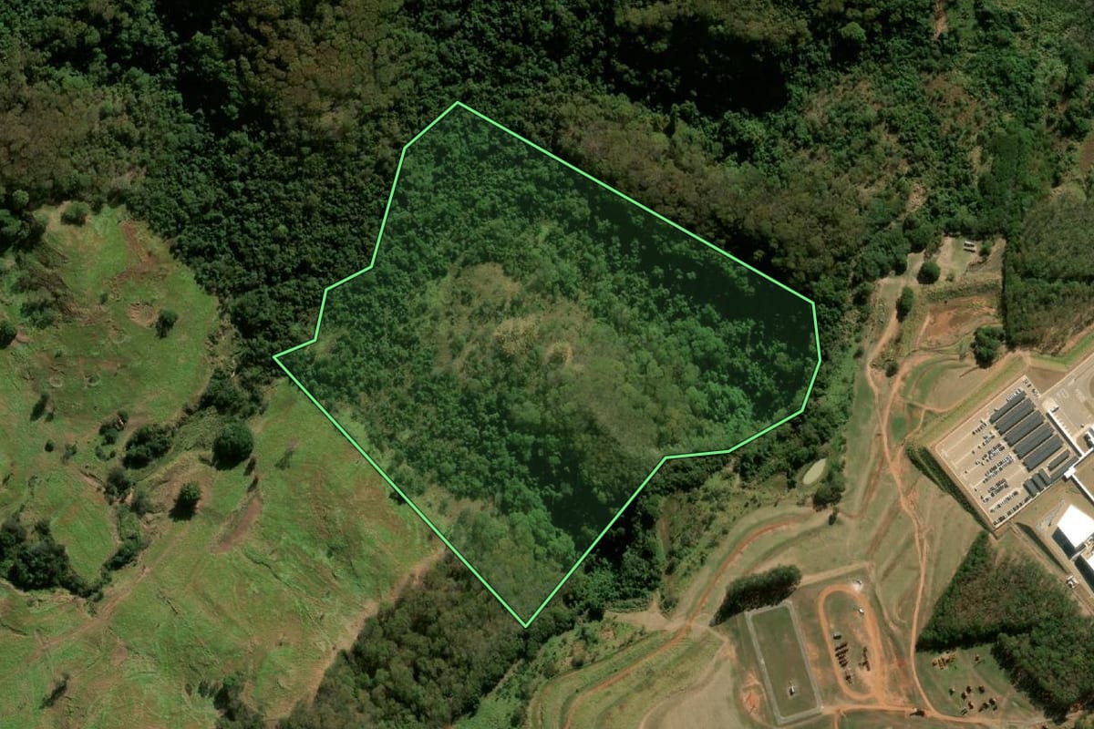 Imagem de satélite do imóvel rural em Pompéia (SP), com o contorno declarado no CAR desenhado por cima.