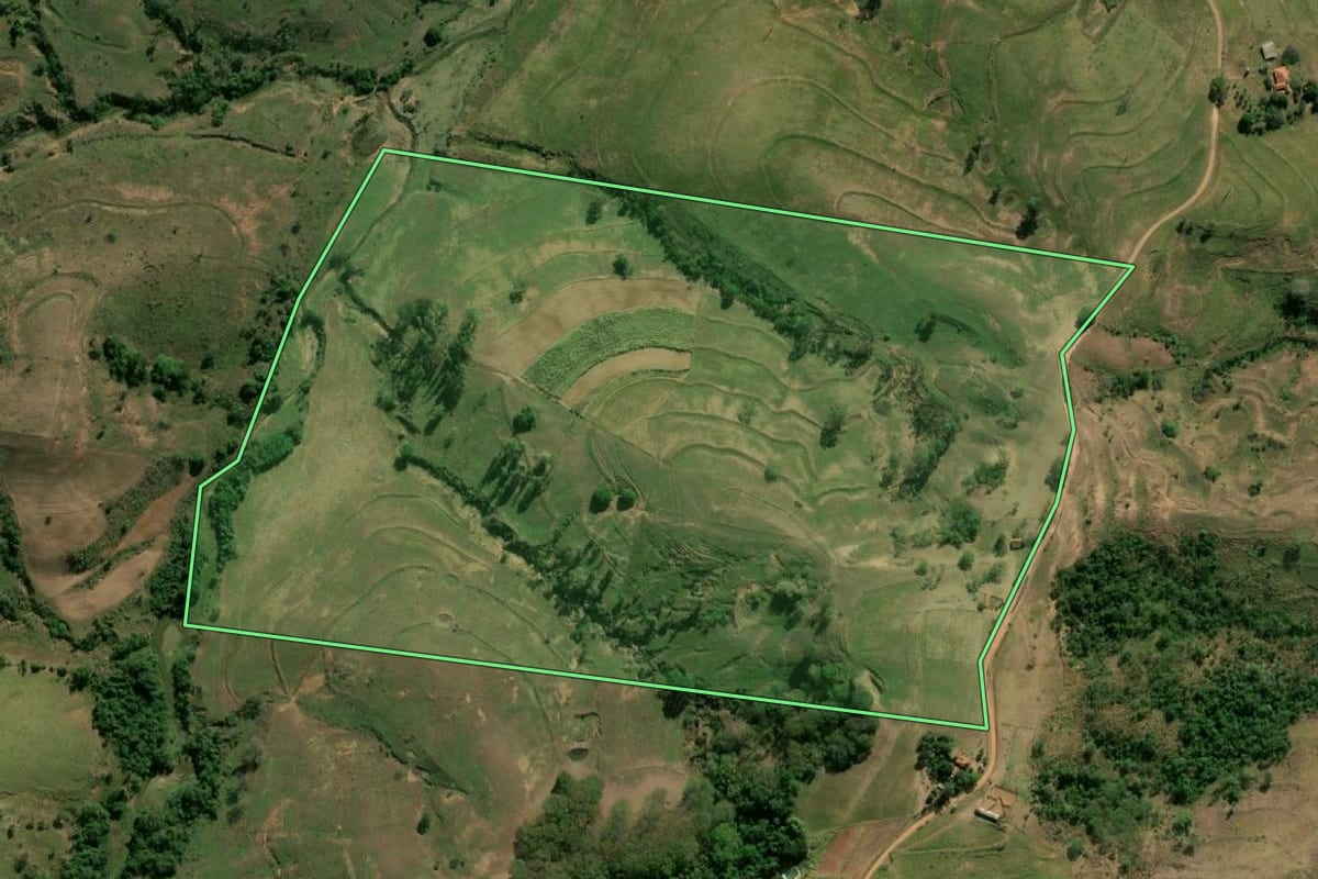 Imagem de satélite do imóvel rural em Pompéia (SP), com o contorno declarado no CAR desenhado por cima.