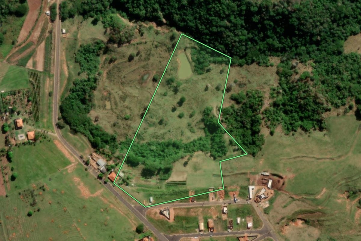 Imagem de satélite do imóvel rural em Pompéia (SP), com o contorno declarado no CAR desenhado por cima.