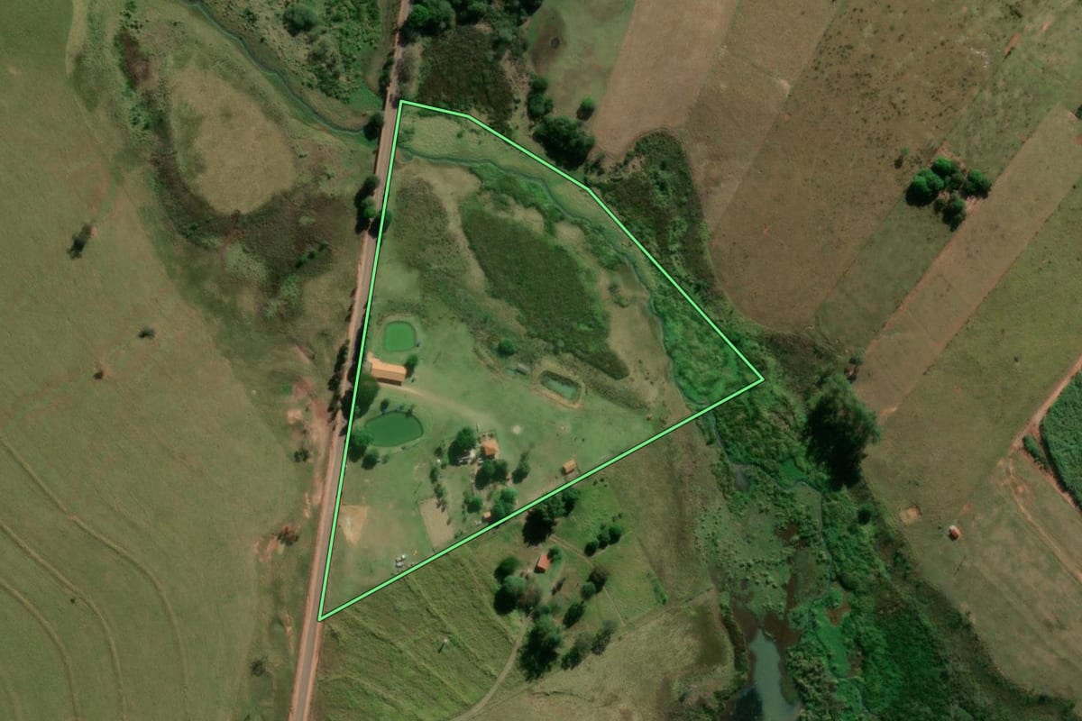 Imagem de satélite do imóvel rural em Pompéia (SP), com o contorno declarado no CAR desenhado por cima.
