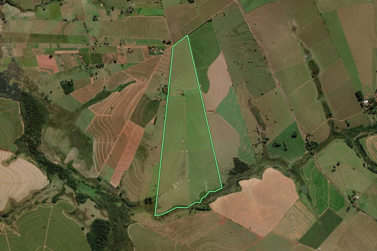 Imagem de satélite do imóvel rural em Pompéia (SP), com o contorno declarado no CAR desenhado por cima.