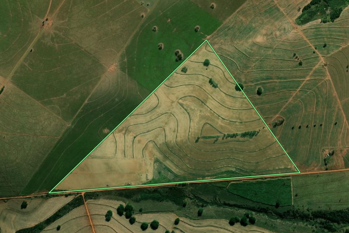 Imagem de satélite do imóvel rural em Pompéia (SP), com o contorno declarado no CAR desenhado por cima.